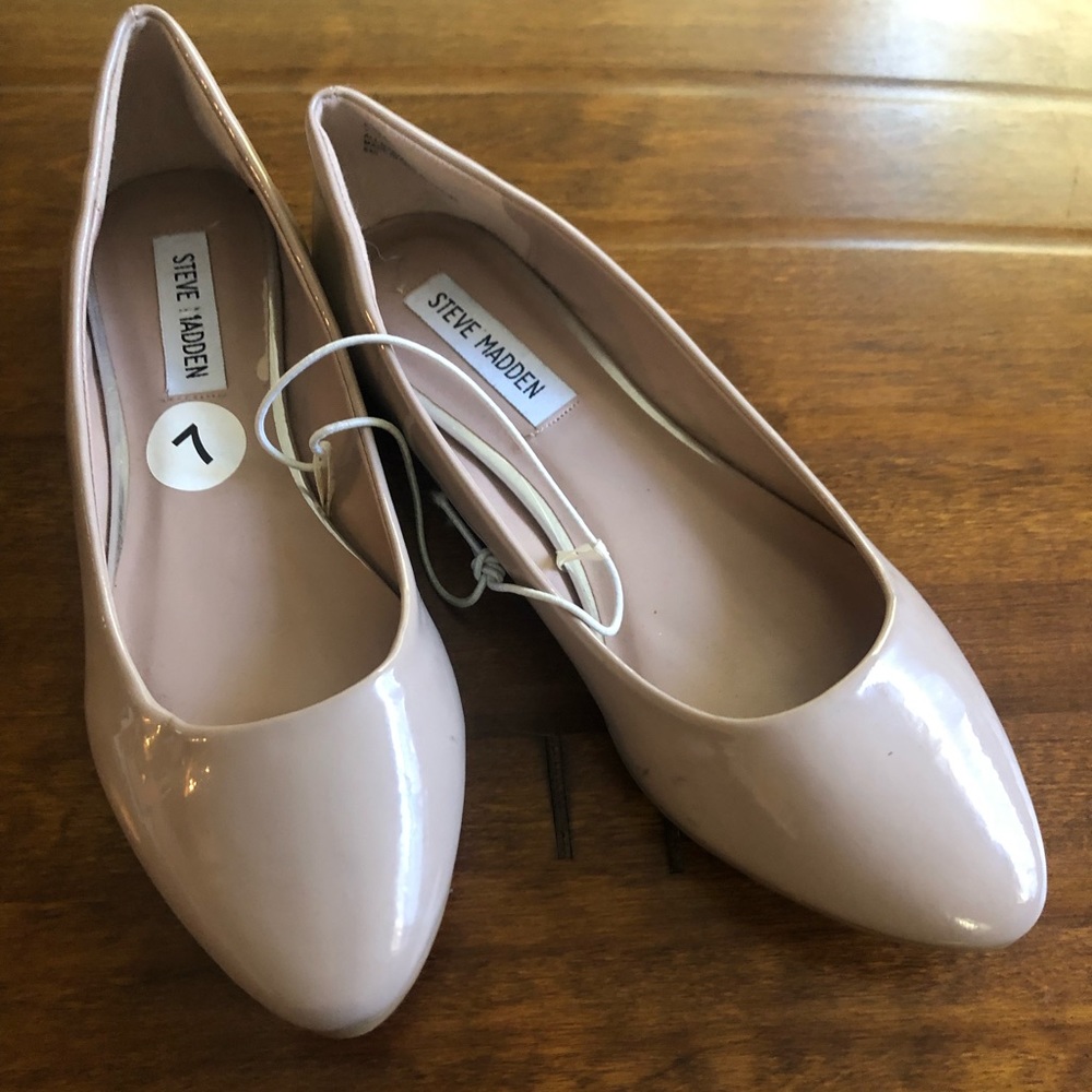 Steve Madden SZ 7 nude flats. NEW